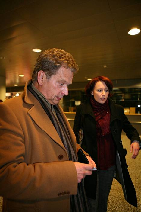 Sauli Niinistö ja Jenni Haukio saapuvat Budapestista.