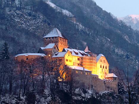 Vaduzin linna, Liechtensteinin prinssin koti. Maa sitoutui pankkitoiminnan läpinäkyvyyden lisäämiseen viime perjantaina.