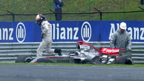 Kaudella 2006 Kimi Räikkönen joutui keskeyttämään kuusi kilpailua. Kuvassa McLarenin matka on tyssännyt Unkarissa.