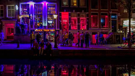 Amsterdam on tunnettu muun muassa punaisten lyhtyjen alueestaan. 