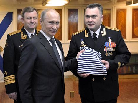 Venäjän presidentti Vladimir Putin (kesk.) sai lahjaksi Venäjän laivaston aluspaidan Juri Dolgoruki -sukellusveneen kastajaisissa tammikuussa 2013.