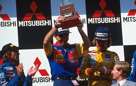 Frank Williams (kesk) juhli Australian GP:n voittoa vuonna 1985. Kilpailun voittaja Keke Rosberg kuvassa oikealla.