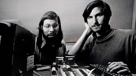 Steve Jobs (oikealla) alkuaikoinaan yhdessä Applen toisen perustajan Steve Wozniakin kanssa.