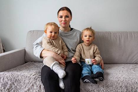 Lawmanin ja Chafakin kanssa rooleja vaihtaa kahden lapsen äiti Tinja Poola.
