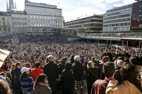 Ihmiset kokoontuivat sankoin joukoin Tukholmaan muistamaan Aviciita.