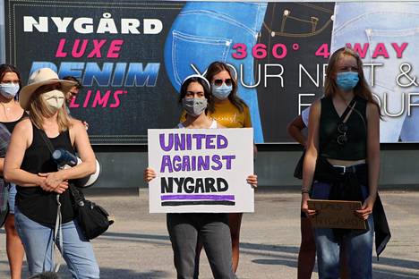 Mielenosoittajia protestoimassa Nygårdia vastaan Winnipegissä elokuussa 2020.