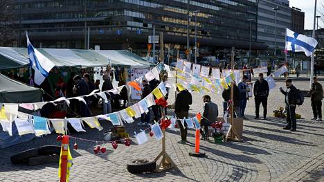 Helsingin keskustassa Rautatientorilla on ollut helmikuusta saakka turvapaikanhakijoiden leiri.