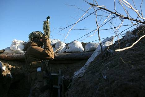 Ukrainan armeijan reserviläisiin kuuluva sotilas vartioi Itä-Ukrainan rintamalinjaa Avdiivkassa.