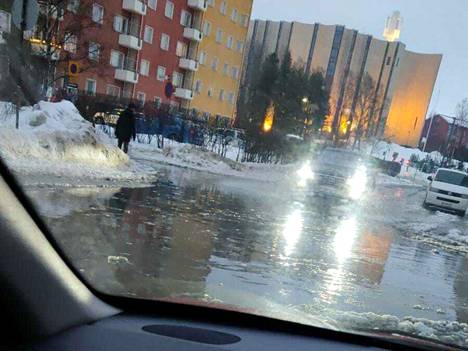 Myös Tampereella lähellä Kalevan kirkkoa vesi on vallannut risteysalueen.