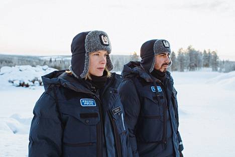 Sarja on englanniksi nimeltään 66 North Precinct, joka kuvastaa maailman laajinta poliisipiiriä, joka löytyy Suomen Lapista.
