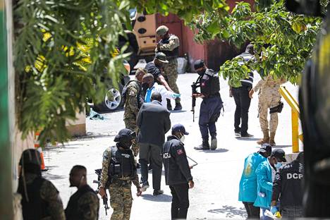 Haitilaisviranomaiset tekivät rikospaikkatutkintaa presidentin yksityisasunnon pihalla keskiviikkona Port-au-Princessä.