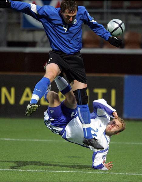 A-maaottelubedyytissä Viron Tarmo Neemeloa vastaan 12. marraskuuta 2005. Arkivuo teki maalin 2–2-tasapelissä.