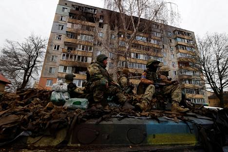 Ukrainan joukkoja armeijan ajoneuvon kyydissä. 