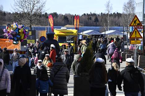 Oulun torilla vappu jatkui myös lauantaina torin ihmisvilinässä.