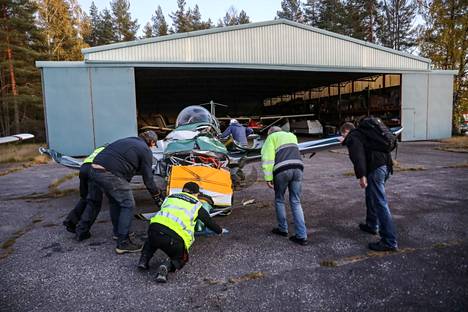 Onnettomuuskone siirrettiin lentokonehalliin OTKES:in valvonnassa 27.9.2021