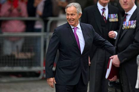 Entinen työväenpuolueen pääministeri Tony Blair sai vastaansa hurrauksia saapuessaan katedraalille.