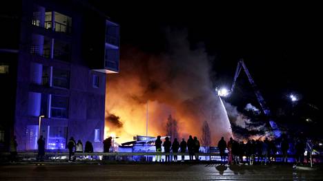 Tulipalo tuhosi ostoskeskuksen perjantaina 25. maaliskuuta Järvenpään Jampassa.