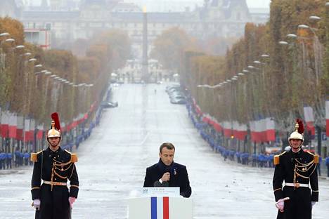 Emmanuel Macron piti puheen Pariisin Riemukaarella.
