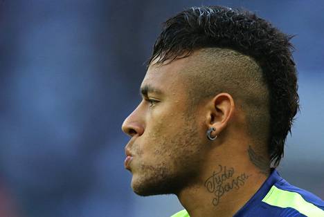 Yksi Neymarin ikimuistoisimmista hiustyyleistä on ananaksen mallinen kuontalo, joka nousi muoti-ilmiöksi eri puolilla maailmaa 2010-luvun puolivälissä. Kuva on vuodelta 2015.