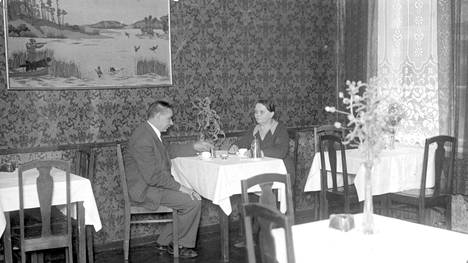 Tältä näytti Salve vuonna 1927. Salissa istuvat ravintoloitsijat Emil ja Elin Stenberg.