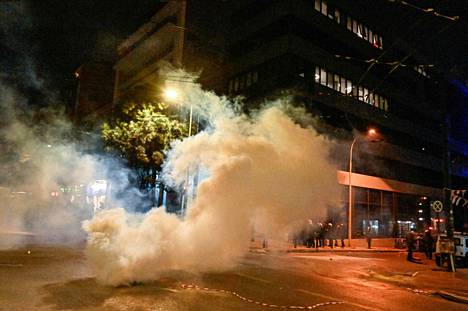 Protestoijat heittelivät kiviä ja sytyttivät tulipaloja kaduilla. Poliisi vastasi kyynelkaasulla.