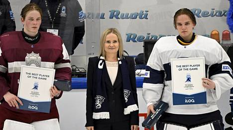 Valtiovarainministeri Riikka Purra jakoi palkinnot Espoossa. Ottelun parhaina palkittiin maalivahdit Nils Maurins ja Petteri Rimpinen.