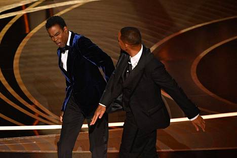 Will Smith näki viime vuonna Oscareissa punaista, kun Chris Rock vitsaili hänen vaimonsa hiuksista.