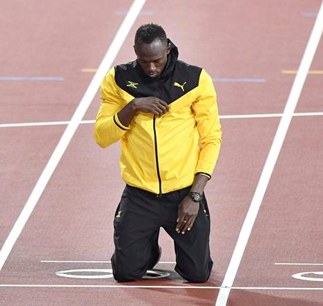 Uransa päättänyt Usain Bolt teki sunnuntai-iltana kunniakierroksen Lontoon olympiastadionilla. Sen päätteeksi hän polvistui maalilinjalle.