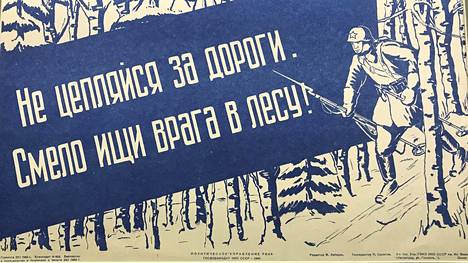 Neuvostosotilaat pelkäsivät suomalaisia tarkka-ampujia, jotka piileskelivät uskomuksen mukaan jopa puiden latvoissa. Tämä agitaatiojuliste onkin tarkoitettu neuvostosotilaiden rohkaisemiseen. Tekstissä lukee: ”Älä takerru teihin. Etsi rohkeasti vihollista metsästä!”