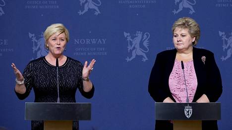 Edistyspuolueen johtaja ja silloinen valtiovarainministeri Siv Jensen (vas.) kuvattuna yhdessä pääministeri Erna Solbergin kanssa tammikuussa 2016.