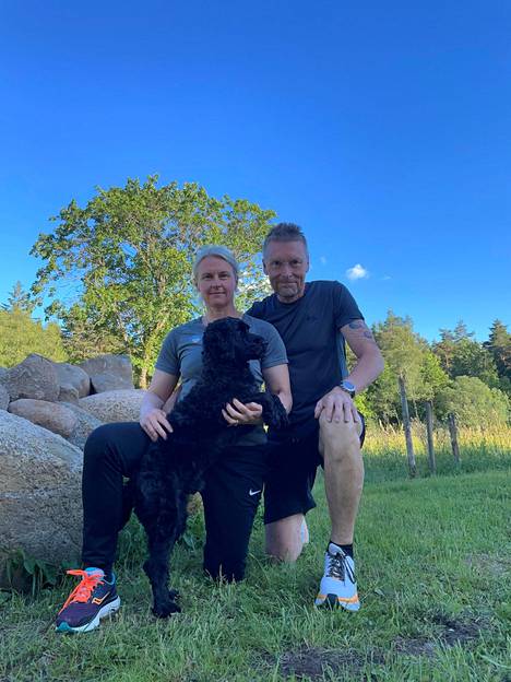 Riikka ja Petteri Sallinen sekä heidän koiransa Lennie nauttivat Ruotsin kesästä.