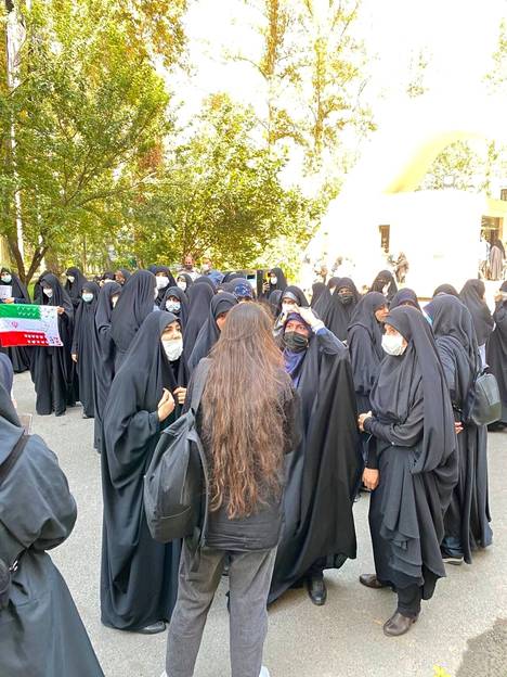 Mielenilmauksissa naiset ovat riisuneet päähuivinsa, jota heidän Iranin lain mukaan on käytettävä.