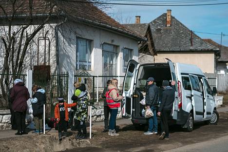 Sotaa paenneille jaettiin avustustarvikkeita pienessä Barabasin kylässä Unkarissa Ukrainan rajan lähellä. Kirkon Ulkomaanavun kumppanijärjestö Hungarian Interchurch Aid tarjoaa ukrainalaisille ruokaa, juomaa ja hygieniatarvikkeita. 