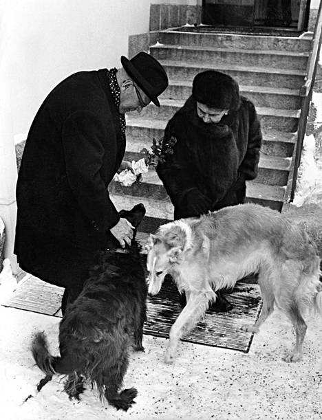 Urho ja Sylvi Kekkonen kuvattuna koiriensa kanssa vuonna 1970.