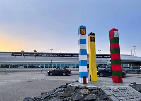 Rajanaapuruus jatkuu Venäjän hyökkäyssodasta ja turvallisuusympäristön muutoksesta huolimatta. Suomen, Norjan ja Venäjän rajamerkit Kirkkoniemen lentoasemalla Norjassa.