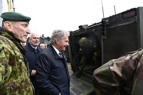 Presidentti Sauli Niinistö ja Viron presidentti Alar Karis vierailivat sotilastukikohdassa Tapassa Virossa.