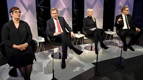 Presidentinvaaliehdokkaat Merja Kyllönen, Sauli Niinistö, Laura Huhtasaari ja Matti Vanhanen Ylen presidentinvaalitentissä torstaina.