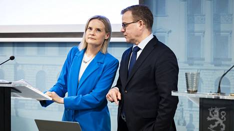 Valtiovarainministeri Riikka Purra (ps) ja pääministeri Petteri Orpo (kok) vaihtoivat ajatuksia kehysriihen tiedotustilaisuudessa tiistaina.