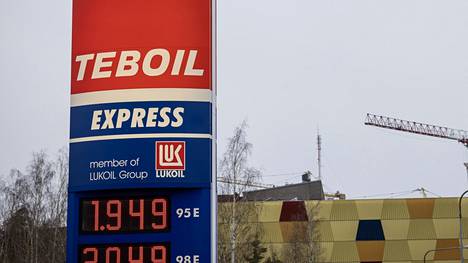 Polttoaineen hintoja Teboil-asemalla helmikuussa 2023.