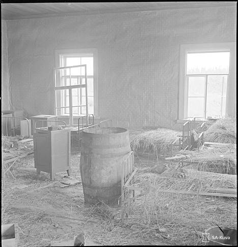 Lohduton näky odotti suomalaisia, jotka saapuivat Simo Häyhän kotikulmille alueen valtauksen jälkeen elokuussa 1941. Pihapiirin siirretyn toisen talon sisään oli sisustettu karut majoitustilat,jossa oljet tekivät patjan virkaa.