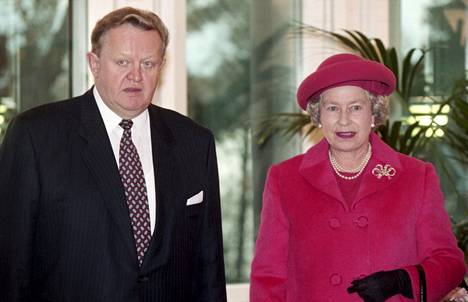 Kuningatar tapasi tasavallan presidentti Martti Ahtisaaren Mäntyniemessä paluumatkallaan Venäjältä 21. lokakuuta 1994.