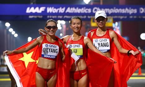 Qieyang Shenjie, Liu Hong ja Yang Liujing ottivat kansallissymbolit juhlakäyttöön.