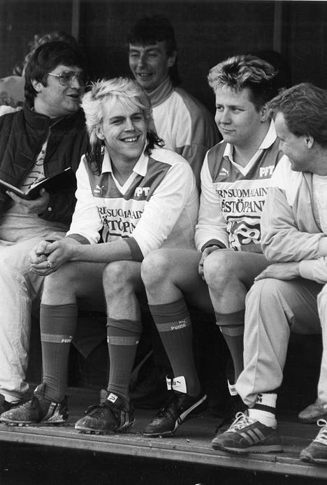Rokkarit Neumann ja Olli Lindholm kuvattiin peliasuissa vaihtopenkillä jalkapallo-ottelussa vuonna 1986.