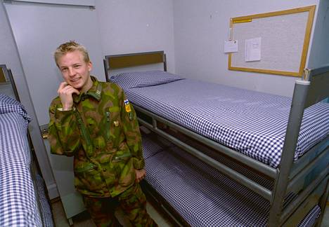 Kimi Räikkönen muistelee kirjassaan armeija-aikojaan.