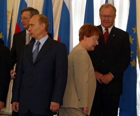 Halonen ja Putin EU:n ja Venäjän välisessä huippukokouksessa Strelnan palatsissa vuonna 2003. 