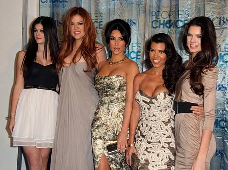 Kardashianien punaisen maton tyyliä vuodelta 2011. Kuvassa Kylie (vas.), Khloé, Kim, Kourtney ja Kendall.