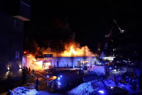 Tulipalon sammutus kestänee joitakin tunteja, arvioi päivystävä päällikkö Yrjö Jalava kahdeksan jälkeen illalla.