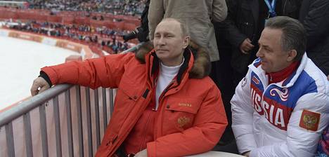 Venäjän urheiluministeri Vitali Mutko (oik.) on saanut viime kuukausina vastailla jatkuvasti erilaisiin dopingsyytöksiin. Kuvassa Mutko presidentti Vladimir Putinin seurassa Sotshin olympialaisissa 2014.