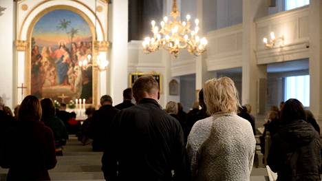 Tiede- ja kulttuuriministeri Antti Kurvisen mukaan joulukirkkoon voi mennä ja häitä ja hautajaisia saa järjestää.