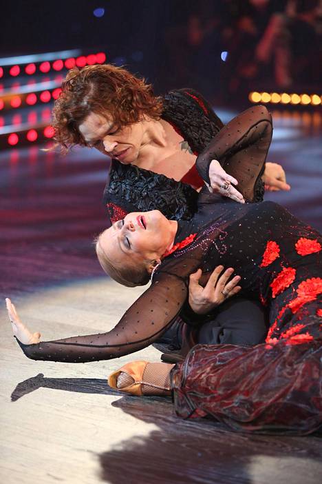 Raakel Lignell nähtiin Tanssii tähtien kanssa -ohjelmassa vuonna 2013 parinaan Jani Rasimus.